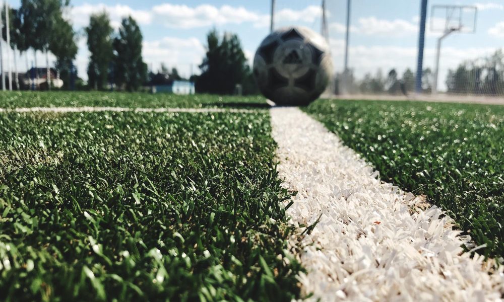 Você sabia? Um campo society com grama sintética pode gerar mais lucro!