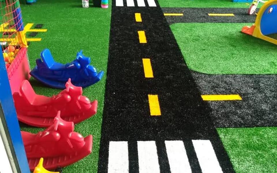 Crianças mais felizes e seguras: a necessidade de brinquedos certos no seu playground