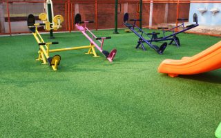 Grama sintética x grama natural para playgrounds: qual a escolha mais segura para crianças?