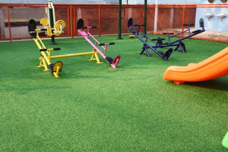 Grama sintética x grama natural para playgrounds: qual a escolha mais segura para crianças?
