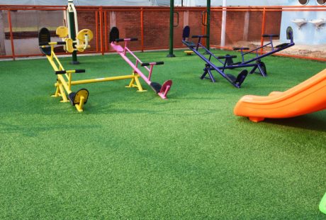 Grama sintética x grama natural para playgrounds: qual a escolha mais segura para crianças?