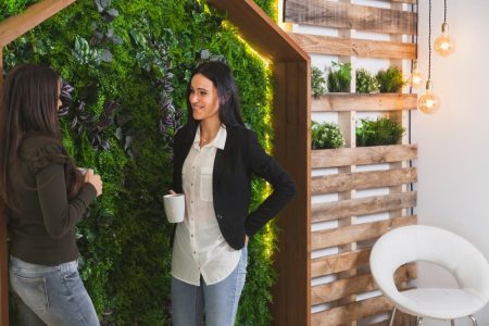 Como planejar um jardim vertical para ambiente interno com grama sintética