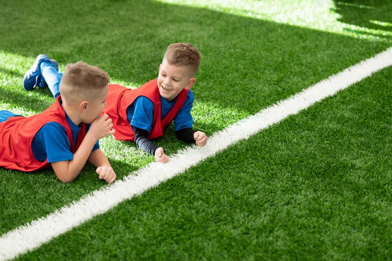 Aprenda o passo a passo de como instalar grama sintética na terra