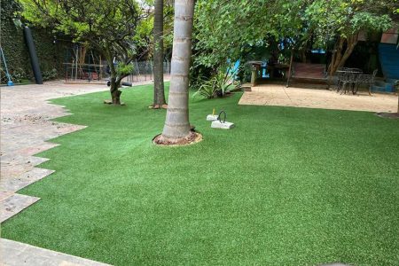 Decore o ambiente com grama sintética para jardim e garanta facilidade e estética