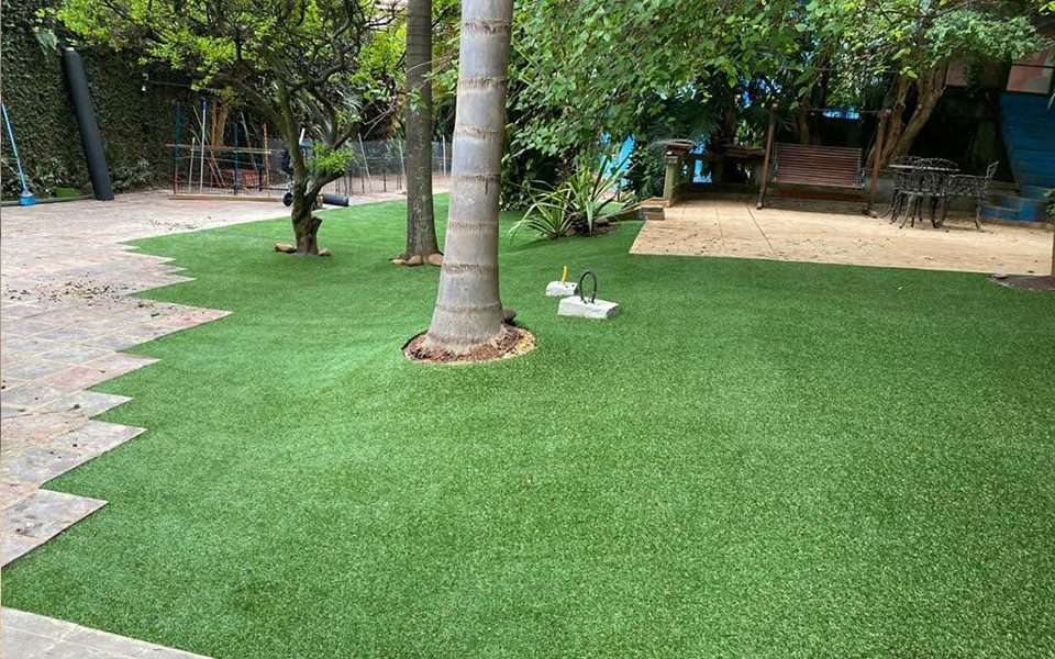 Decore o ambiente com grama sintética para jardim e garanta facilidade e estética