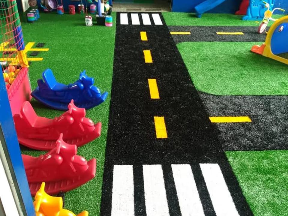 Grama sintética para ambientes infantis internos e externos