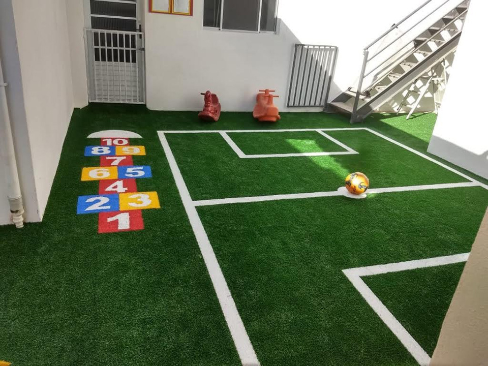 Grama sintética para ambientes infantis internos e externos