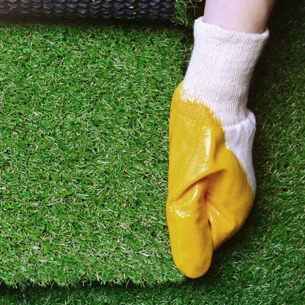 Saiba como cuidar de grama sintética em área externa e interna